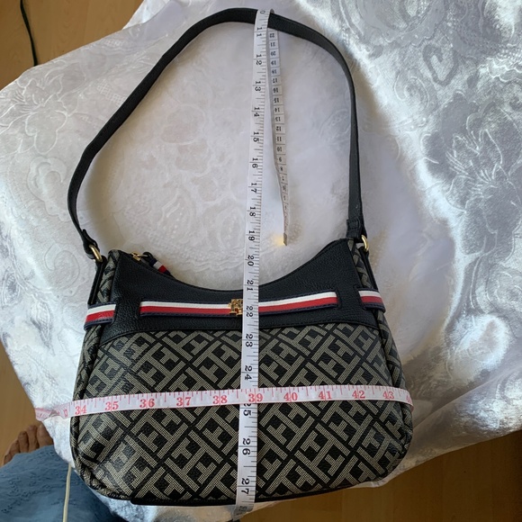 Tommy Hilfiger Medium Hobo Shoulder Bag – Stylish & Versatile in Stunning Color - Picture 6 of 12